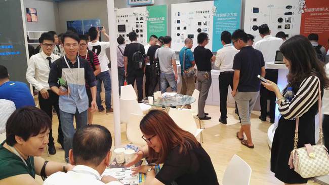 上海智能家居展現(xiàn)場人頭涌涌 上海智能家居展現(xiàn)場人頭涌涌